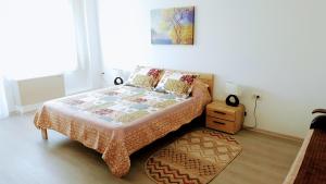 泰基尔吉奥尔Villa Sanitas的一间卧室配有床,床上装有被子