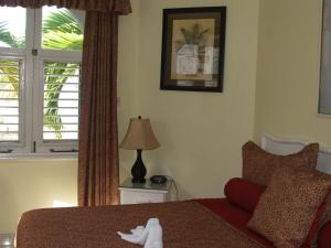 欧丘里欧Sandcastles Resort, Ocho Rios的一间卧室设有一张床和一个窗口
