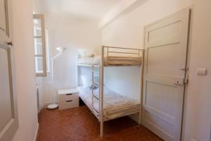 滨海拉塞讷Grand Balaguier的一间小房间,内设两张双层床