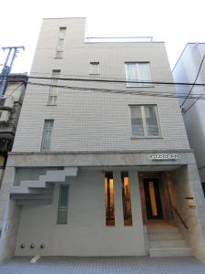 东京Studio Inn Nishi Shinjuku的进入十字市场的建筑物