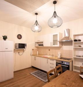 特拉维夫Live at TLV的厨房配有白色橱柜和吊灯