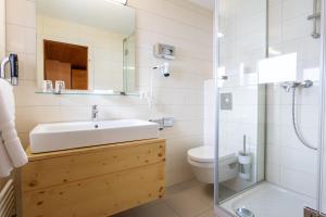 瓜尔达Meisser Lodge的一间带水槽、卫生间和淋浴的浴室