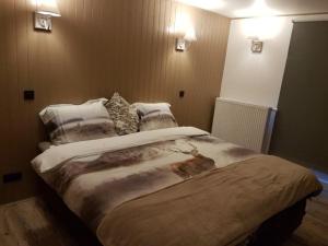 绍蒙－吉斯图LA RIVIERE DU BIEN ETRE的一间卧室配有一张大床和两个枕头