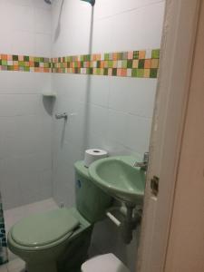 圣安德烈斯Casa D' Linda的浴室配有绿色卫生间和水槽。