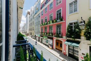 里斯本Lisbon Art Stay Apartments Baixa的走在街道上,有建筑物的人
