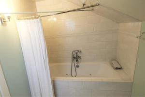 洛杉矶阿罗约维斯塔酒店的带浴缸和淋浴帘的浴室