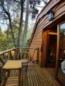 马德普拉塔高山度假屋的木甲板上设有长凳和小木屋