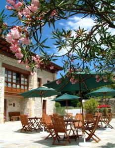 Quintana de Llanes阿尔达马高尔夫球酒店的一组桌椅和遮阳伞