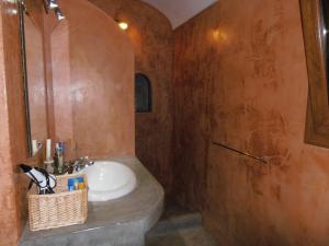 潘泰莱里亚唐马里奥度假村 的一间带水槽和淋浴的浴室