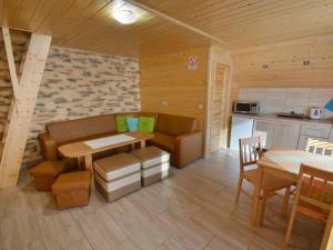 科尼亚库夫Domek nad Lasem的一间配有沙发和桌子的厨房