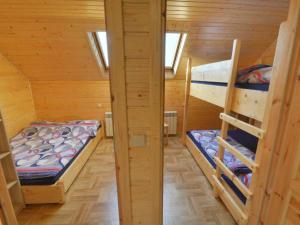 科尼亚库夫Domek nad Lasem的小屋内带两张双层床的客房