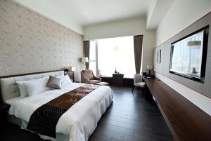嘉义市钰通大饭店的酒店客房设有一张大床和一台电视。