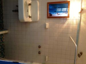 塔斯科·德·阿拉尔孔圣普里斯卡酒店的一间带水槽和瓷砖墙的浴室