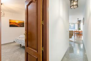 多列毛利诺斯SF Carihuela Luxury Suite的通往带桌子的用餐室的门