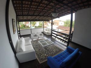 帕拉蒂Pousada do Tesouro的享有带沙发和椅子的客厅的景色