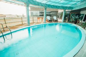 荣市孟坦比涅酒店的大楼顶部的大型游泳池
