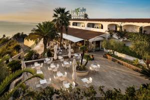 伊斯基亚皇家棕榈温泉酒店的享有酒店空中景致,设有天井和海洋