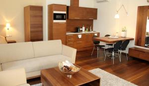 帕兰加Jūros Apartamentai的客厅以及带沙发和桌子的厨房。