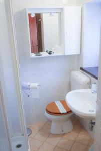 阿兰尼亚·瓦尔塞西娅尹德伦胡斯酒店的白色的浴室设有卫生间和水槽。