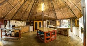 伊尼亚卡岛Manico Camp的大型厨房设有大型稻草屋顶