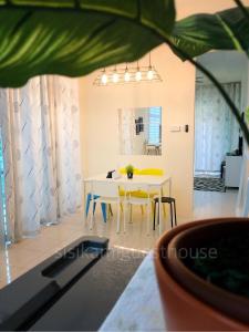樟仑Sisikami Guesthouse的厨房以及带桌椅的用餐室。