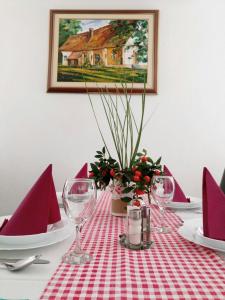 库蒂纳LONJSKI DVORI的一张桌子,上面有红白桌布和酒杯
