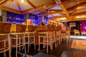 莱德萨阿尔卑斯伊维萨度假酒店的餐馆里一排凳子的酒吧