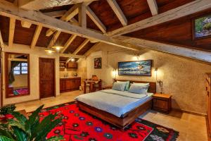 巴尔Villa Irma的一间卧室配有一张床和红色地毯