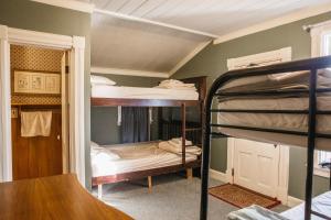 加州旅舍客房内的一张或多张双层床