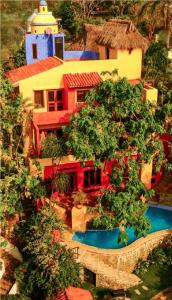 克鲁兹德华纳卡克斯特尔Quinta del Encanto的房屋前有游泳池的建筑