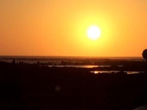 奥尔索拉Ocean Sunshine的日落在水体上,太阳