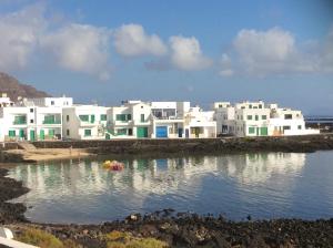 奥尔索拉Ocean Sunshine的水面上的一群白色房子