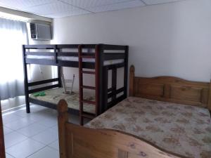 SambaquiCasa na praia, com piscina, em São Francisco do Sul - Enseada - SC的一间卧室配有两张双层床。
