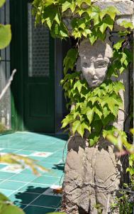 拉维罗卡萨赛希利亚酒店的房屋一侧的面孔雕像
