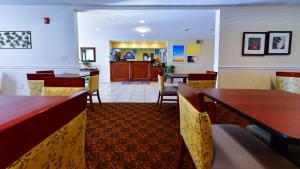 格林斯伯勒格林斯伯勒/地标中心戴斯酒店的一间带桌椅的餐厅和一间用餐室