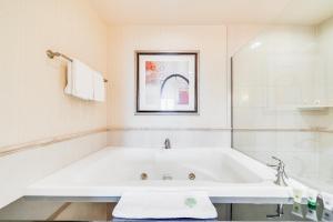 喷气豪华高级公寓酒店的一间浴室