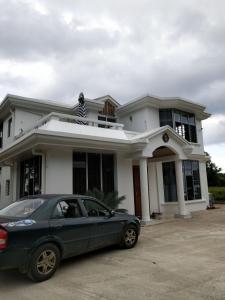 苏瓦Suva Hideaway Villa的停在房子前面的汽车