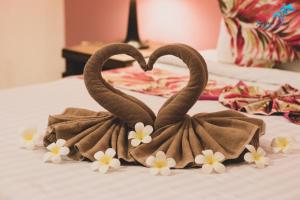 涛岛奥可坦广场酒店的床上用毛巾制成的两天鹅
