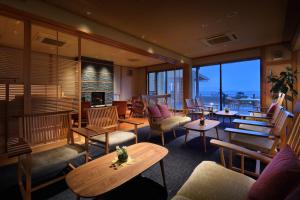 立山町哈那希布基日式旅馆的一间带桌椅和壁炉的餐厅