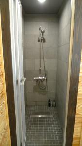 白马村Ryder's House with FREE use of 4wd car的带淋浴的浴室,铺有瓷砖地板。
