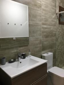 摩亚“Villa Nena” Rural Chill Out House的浴室配有白色水槽和卫生间。