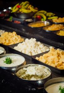 提比里亚基内瑞特湖畔别墅酒店的锅里许多不同类型的食物