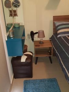 拉纳卡Ria Court 33的卧室配有1张床、1张桌子和1把椅子