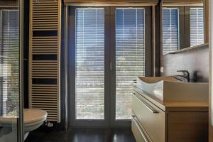 卢森堡IVY'S CORNER的一间带水槽和卫生间的浴室以及窗户。