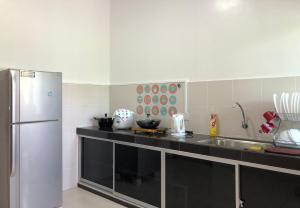 瓜拉雪兰戈Family homestay的厨房配有不锈钢冰箱和水槽