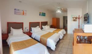 温特和克施泰纳膳食酒店的酒店客房设有三张床和电视。