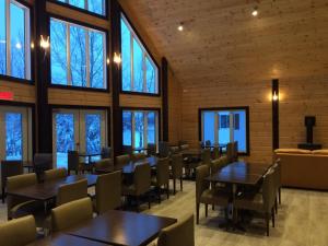 奇布加毛Marina Chibougamau的用餐室设有桌椅和窗户。