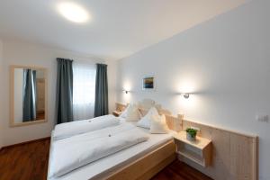 弗拉绍Wawies Apartments的卧室配有白色大床和白色枕头