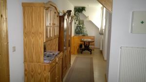 UnterretzbachWeinhof Gregor Raab的走廊设有木柜和桌子
