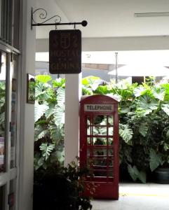 利马嘉米娜旅舍的大楼里的红色电话亭和标志